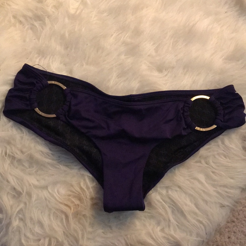 Cheeky bottoms VS
